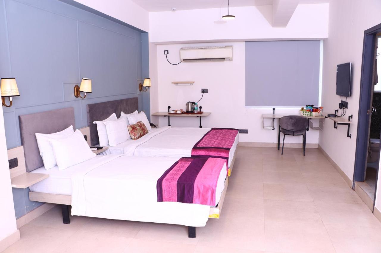 Virohaa Garden Hotel Газиабад Экстерьер фото