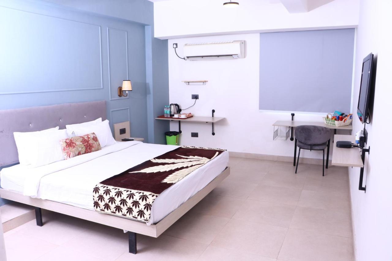 Virohaa Garden Hotel Газиабад Экстерьер фото
