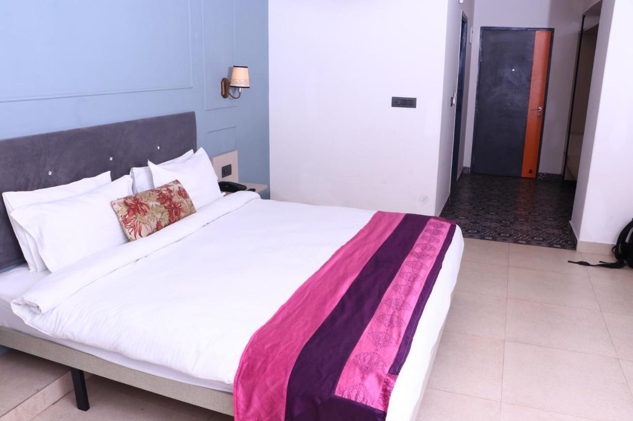 Virohaa Garden Hotel Газиабад Экстерьер фото