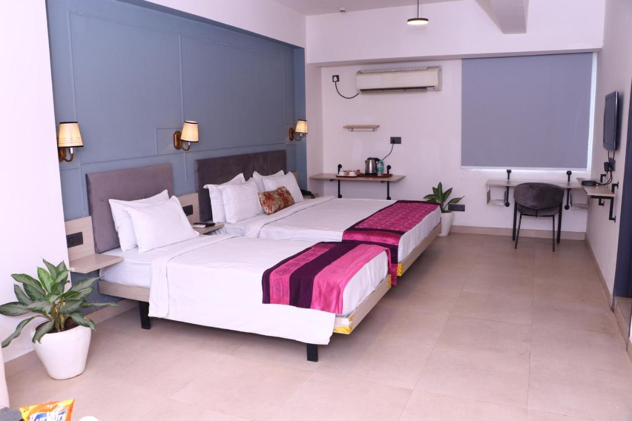 Virohaa Garden Hotel Газиабад Экстерьер фото