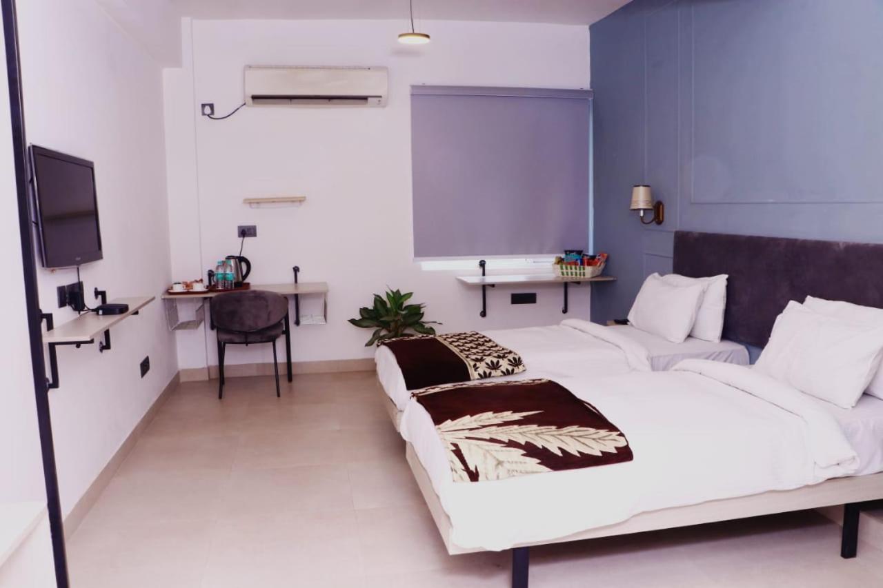 Virohaa Garden Hotel Газиабад Экстерьер фото
