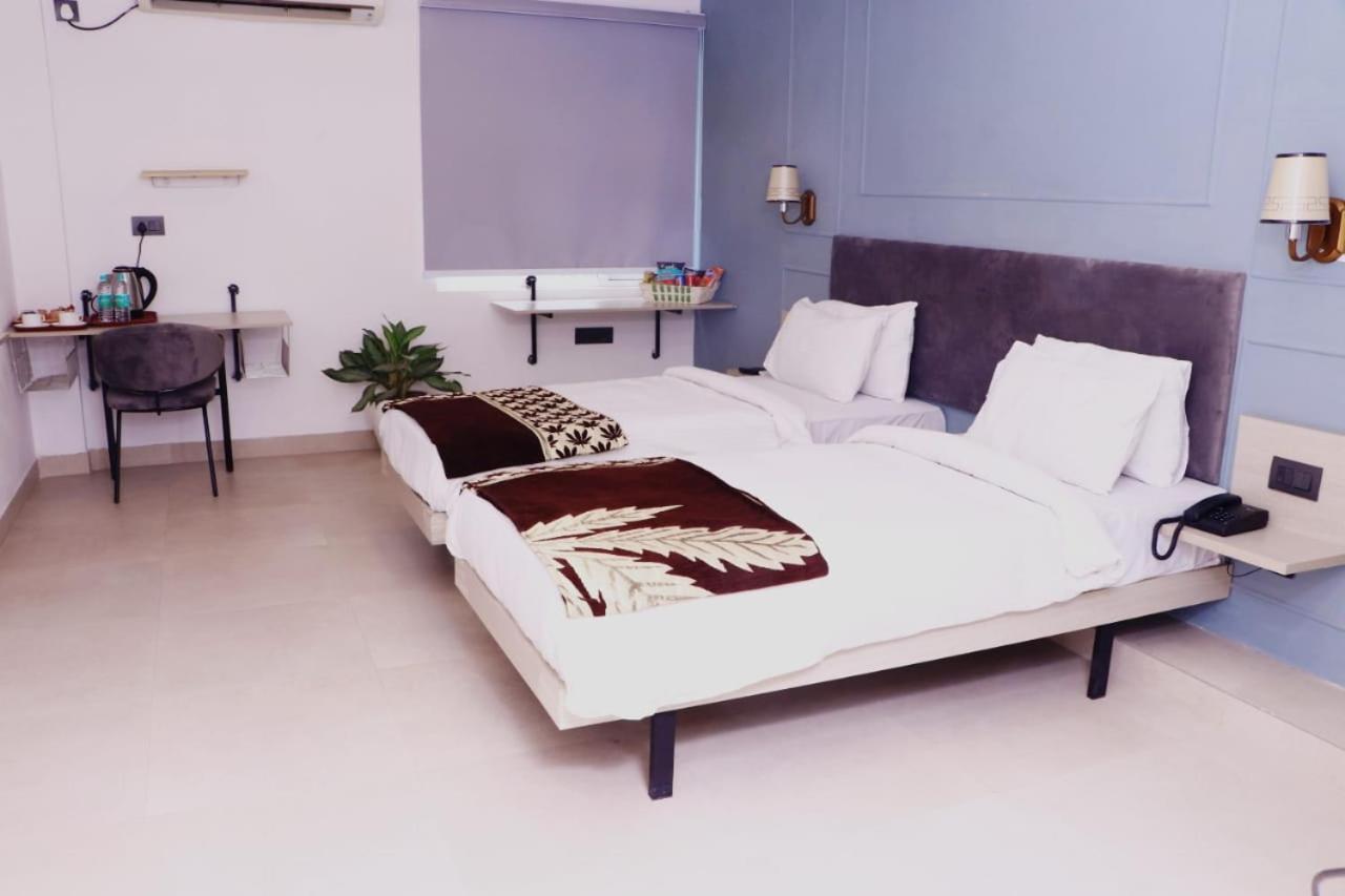 Virohaa Garden Hotel Газиабад Экстерьер фото
