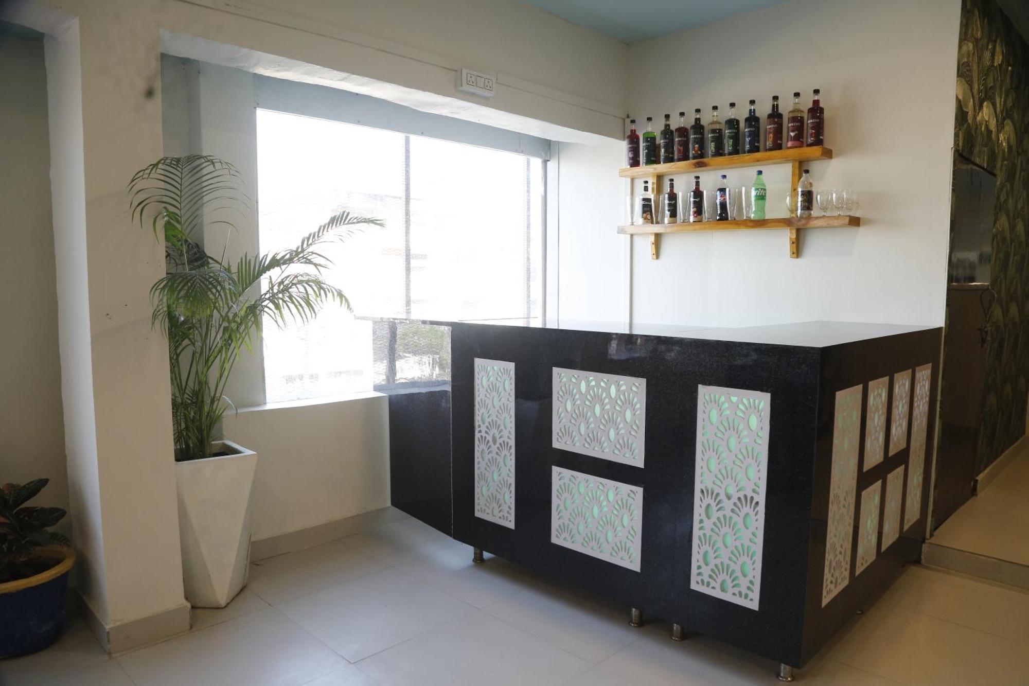 Virohaa Garden Hotel Газиабад Экстерьер фото