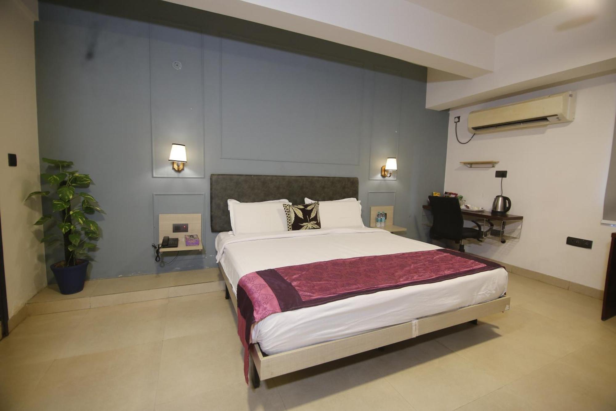 Virohaa Garden Hotel Газиабад Экстерьер фото